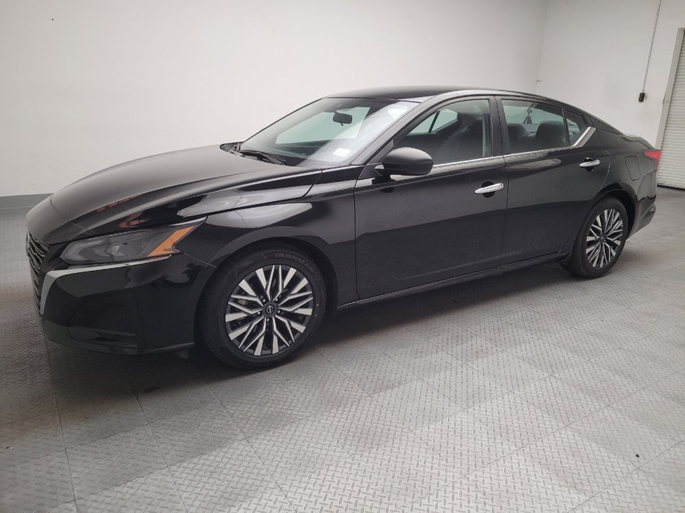 Used 2025 Nissan Altima 2.5 SV FWD image 2