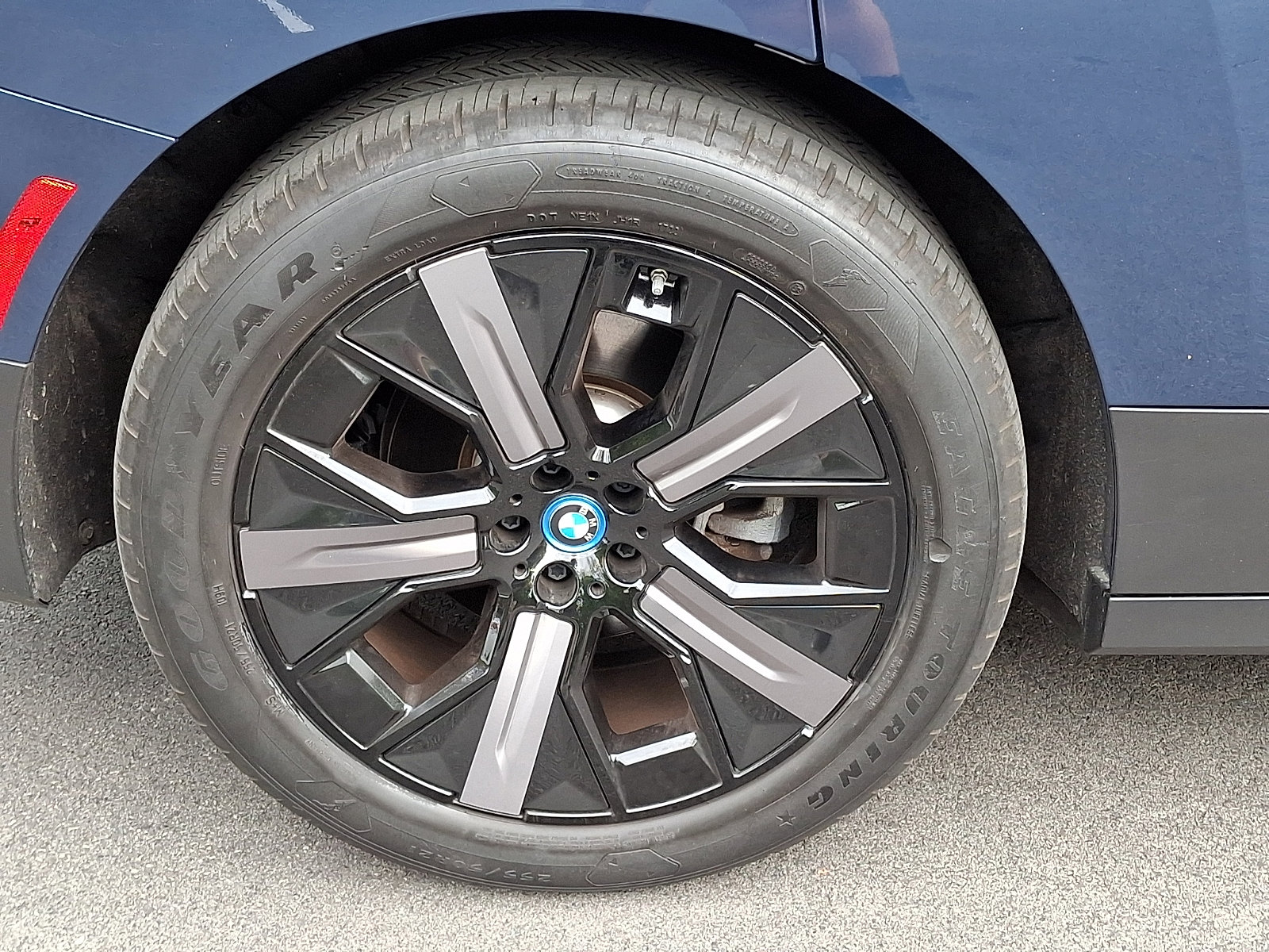 Used 2023 BMW iX xDrive50 w/ Premium Package AWD/4WD image 8