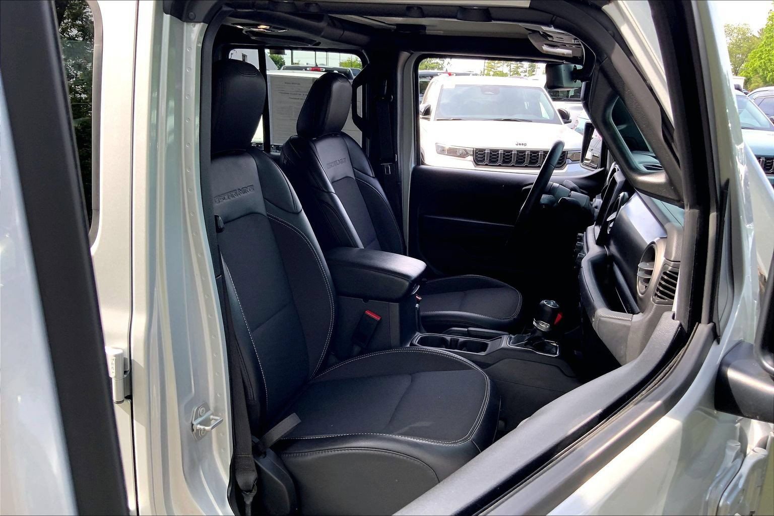Certified 2023 Jeep Gladiator Sport AWD/4WD image 6