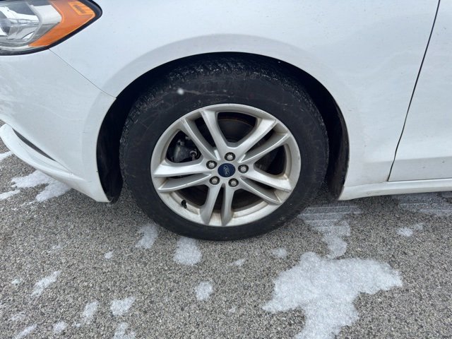 Used 2018 Ford Fusion SE image 2