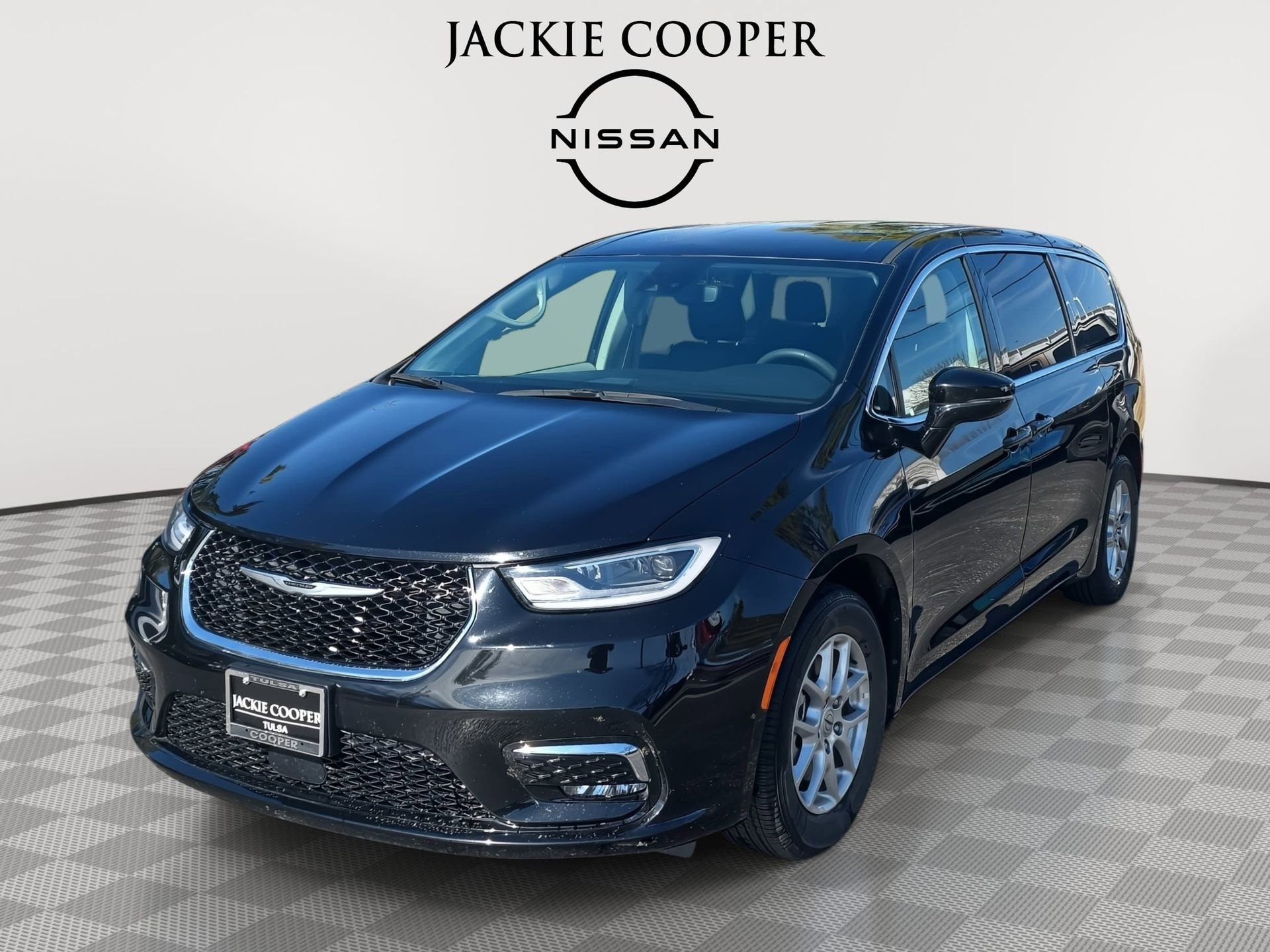 Used 2024 Chrysler Pacifica Touring-L FWD image 1