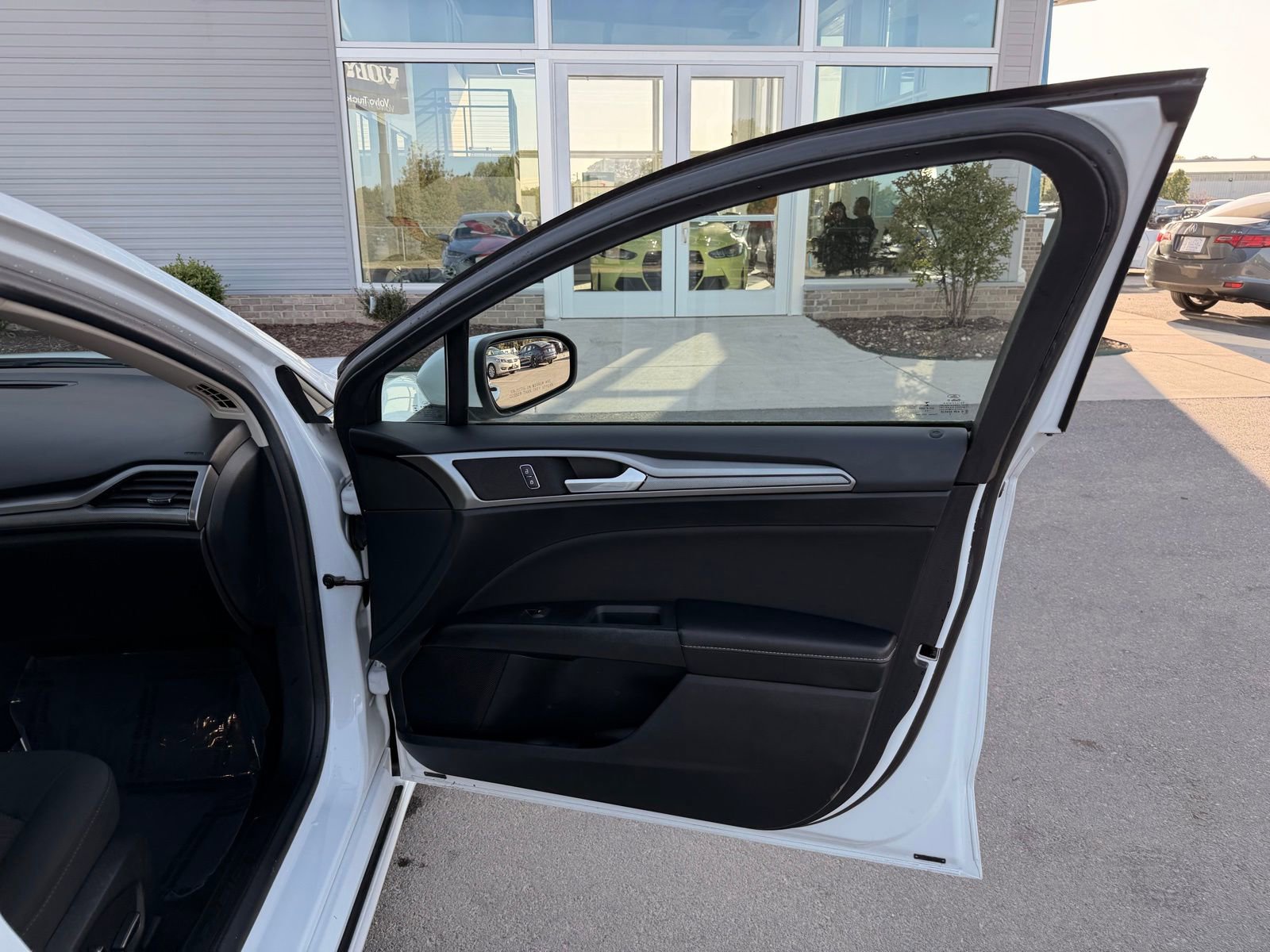 Used 2019 Ford Fusion SE image 18