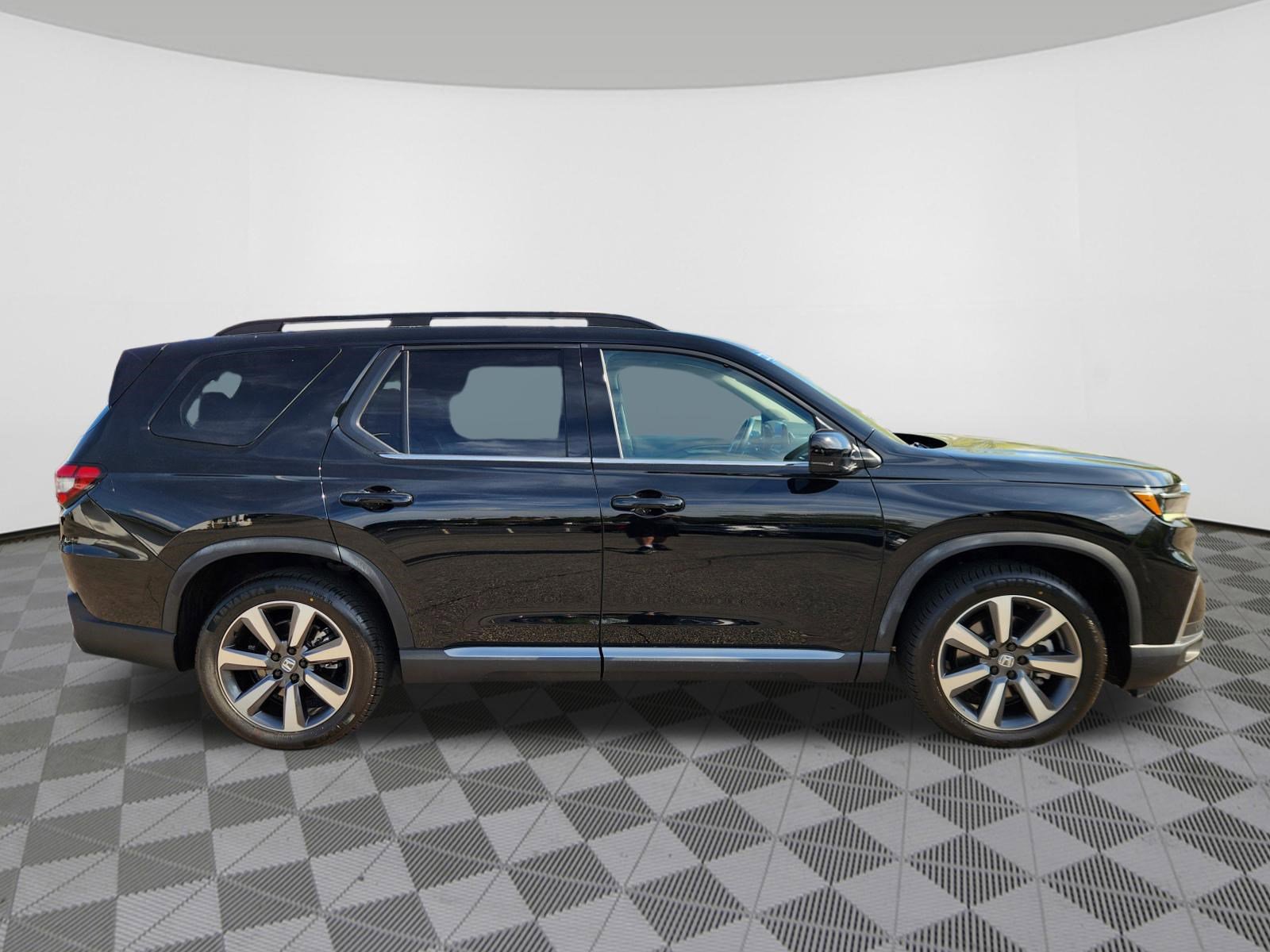 Certified 2025 Honda Pilot Touring image 6