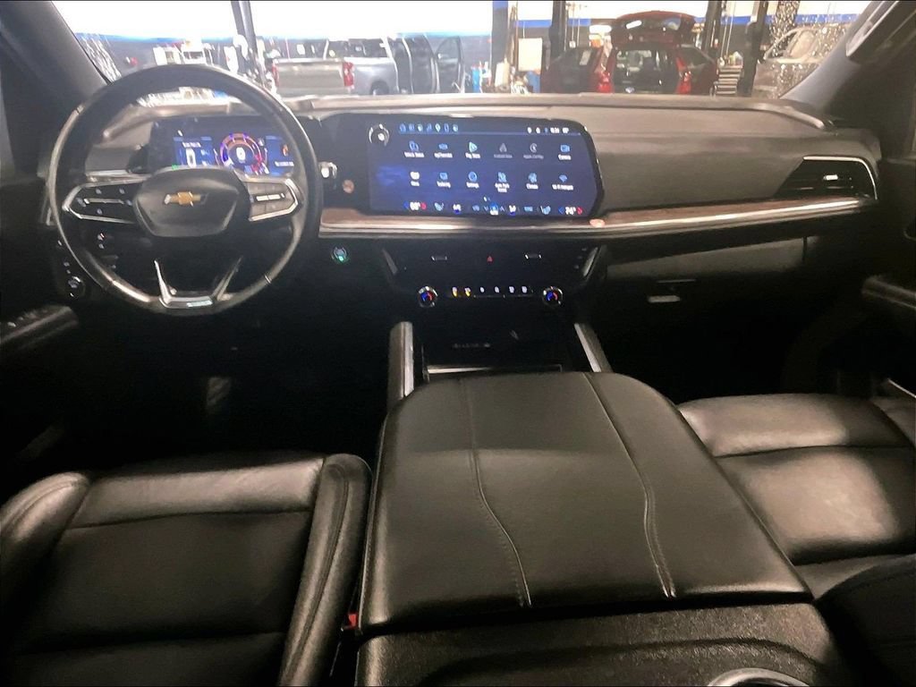 Used 2025 Chevrolet Suburban LT AWD/4WD image 22