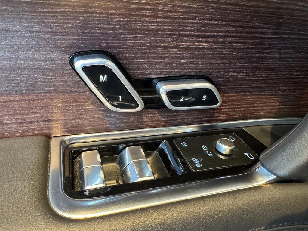 Used 2023 Land Rover Range Rover Autobiography image 17