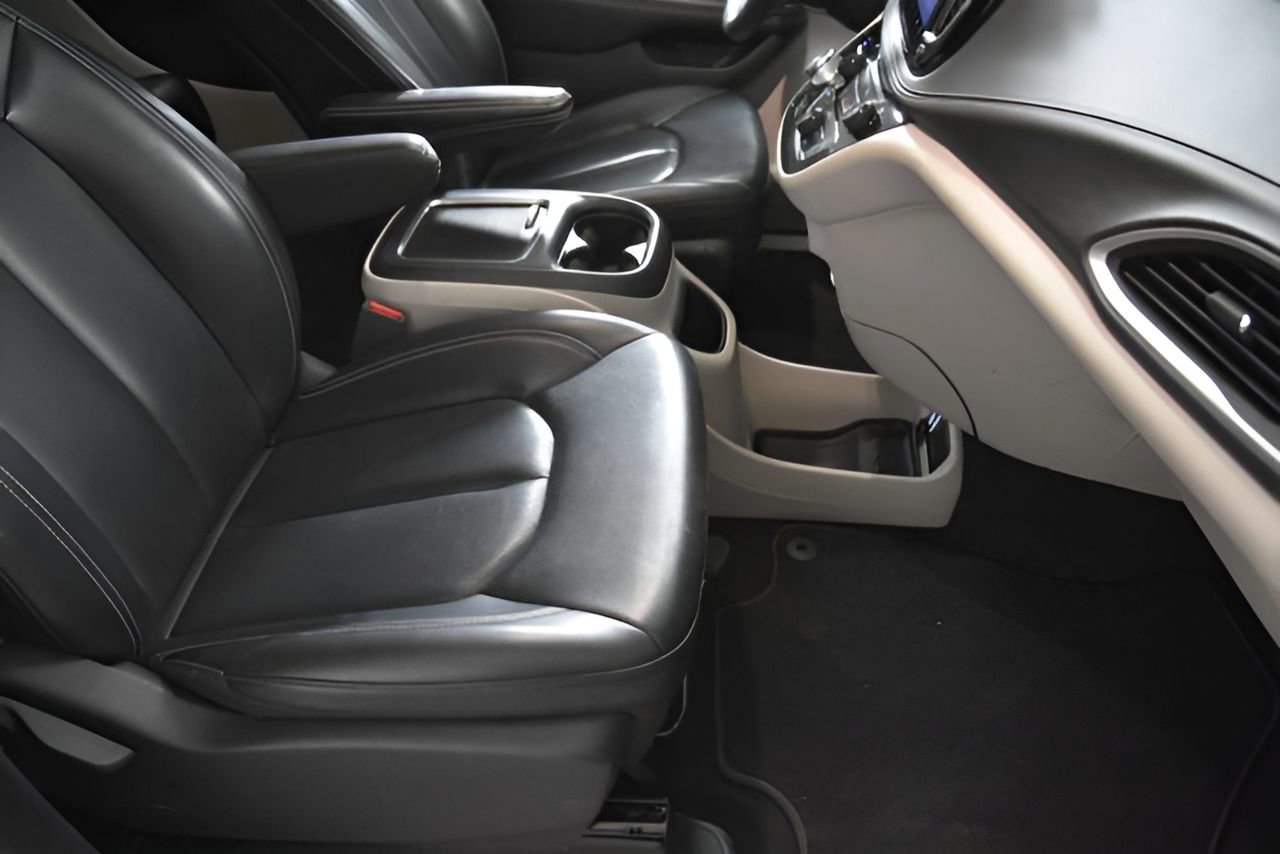 Used 2023 Chrysler Pacifica Touring-L image 34