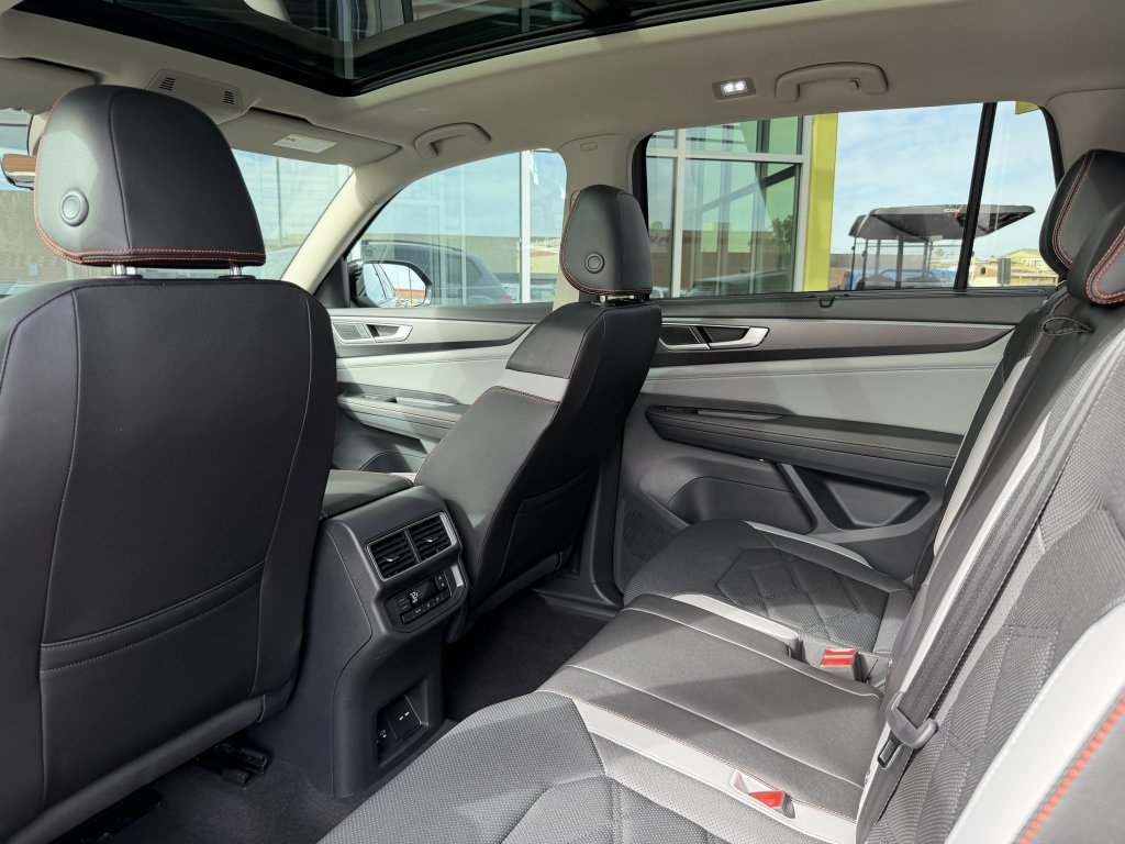 Used 2025 Volkswagen Atlas Peak Edition SE AWD/4WD image 34