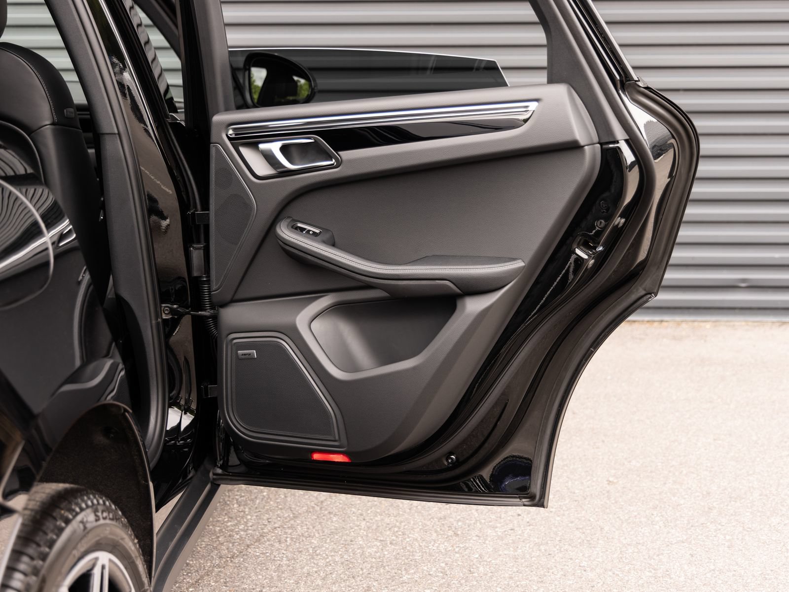 Certified 2026 Porsche Macan AWD/4WD image 30