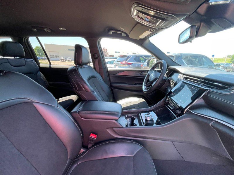Used 2024 Jeep Grand Cherokee L Laredo AWD/4WD image 4
