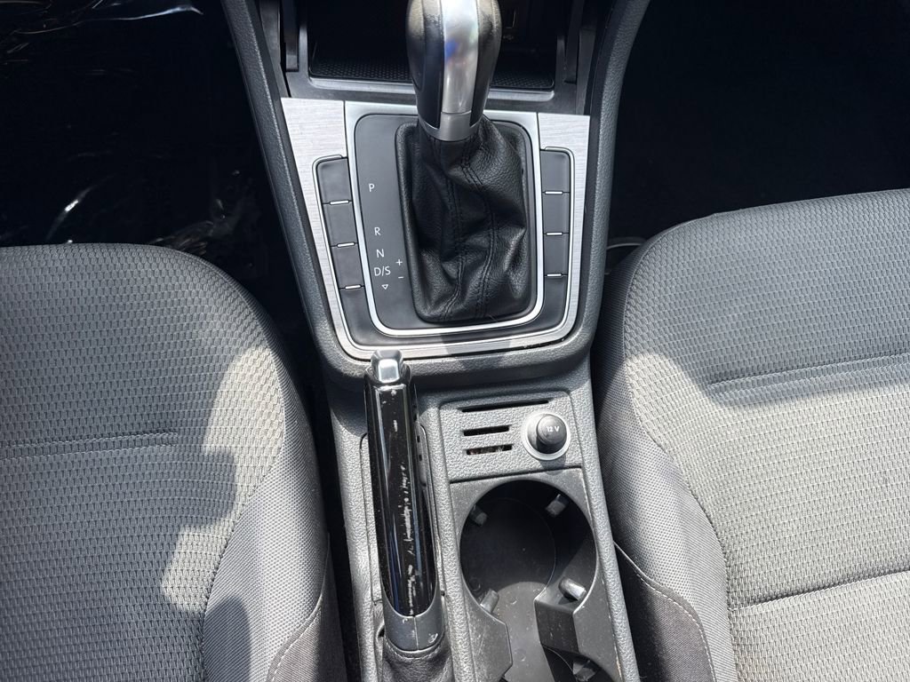 Used 2016 Volkswagen Golf S FWD image 22