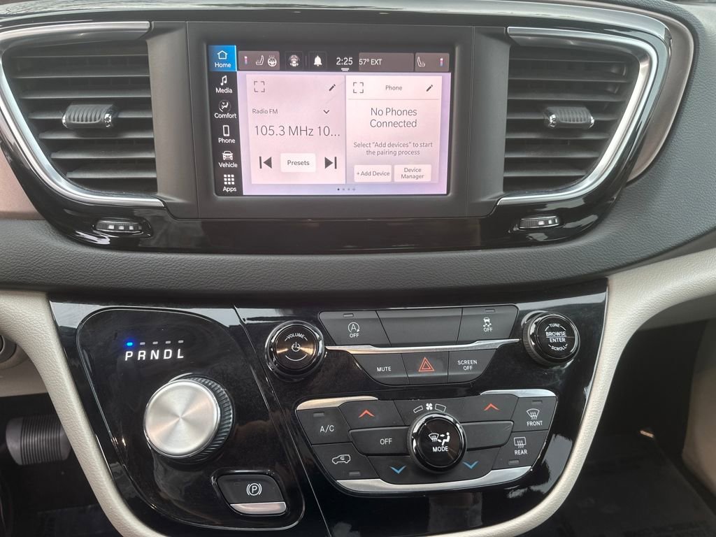 Used 2023 Chrysler Voyager LX image 8