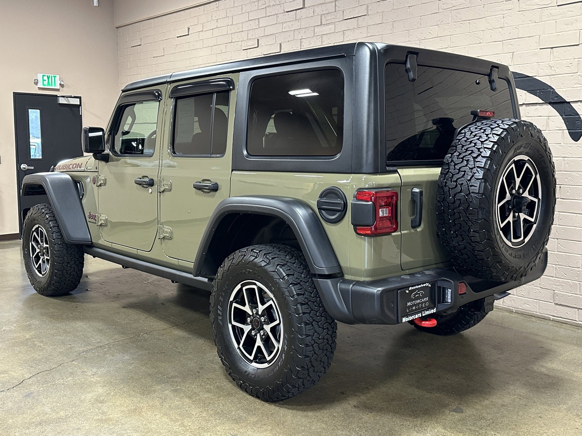 Used 2025 Jeep Wrangler Rubicon w/ Technology Group image 7