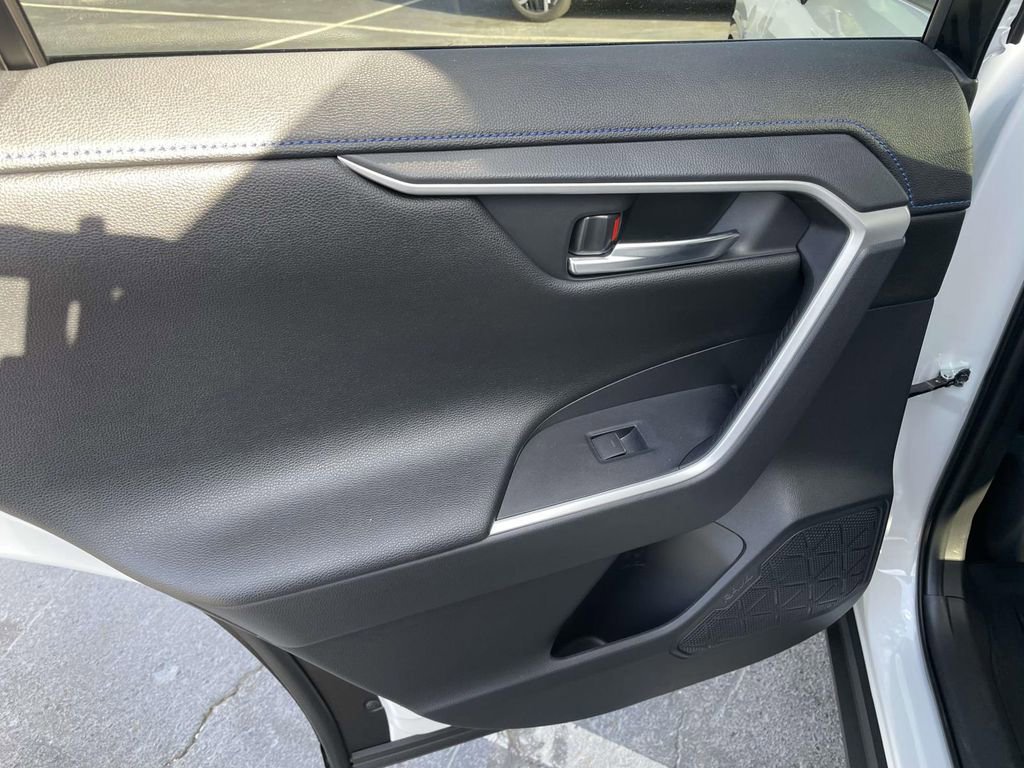 Used 2025 Toyota RAV4 XSE AWD/4WD image 19
