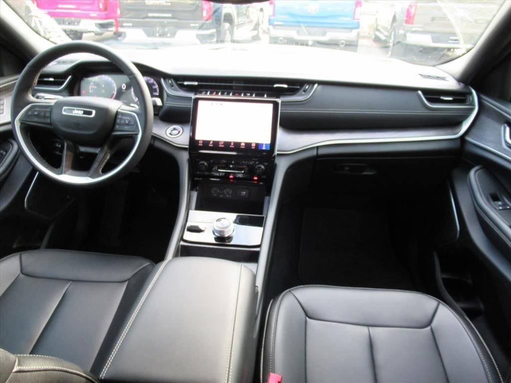 Certified 2024 Jeep Grand Cherokee Limited w/ Black Appearance Package image 12