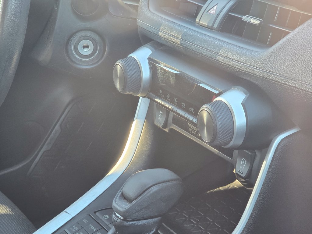 Used 2021 Toyota RAV4 LE AWD/4WD image 15
