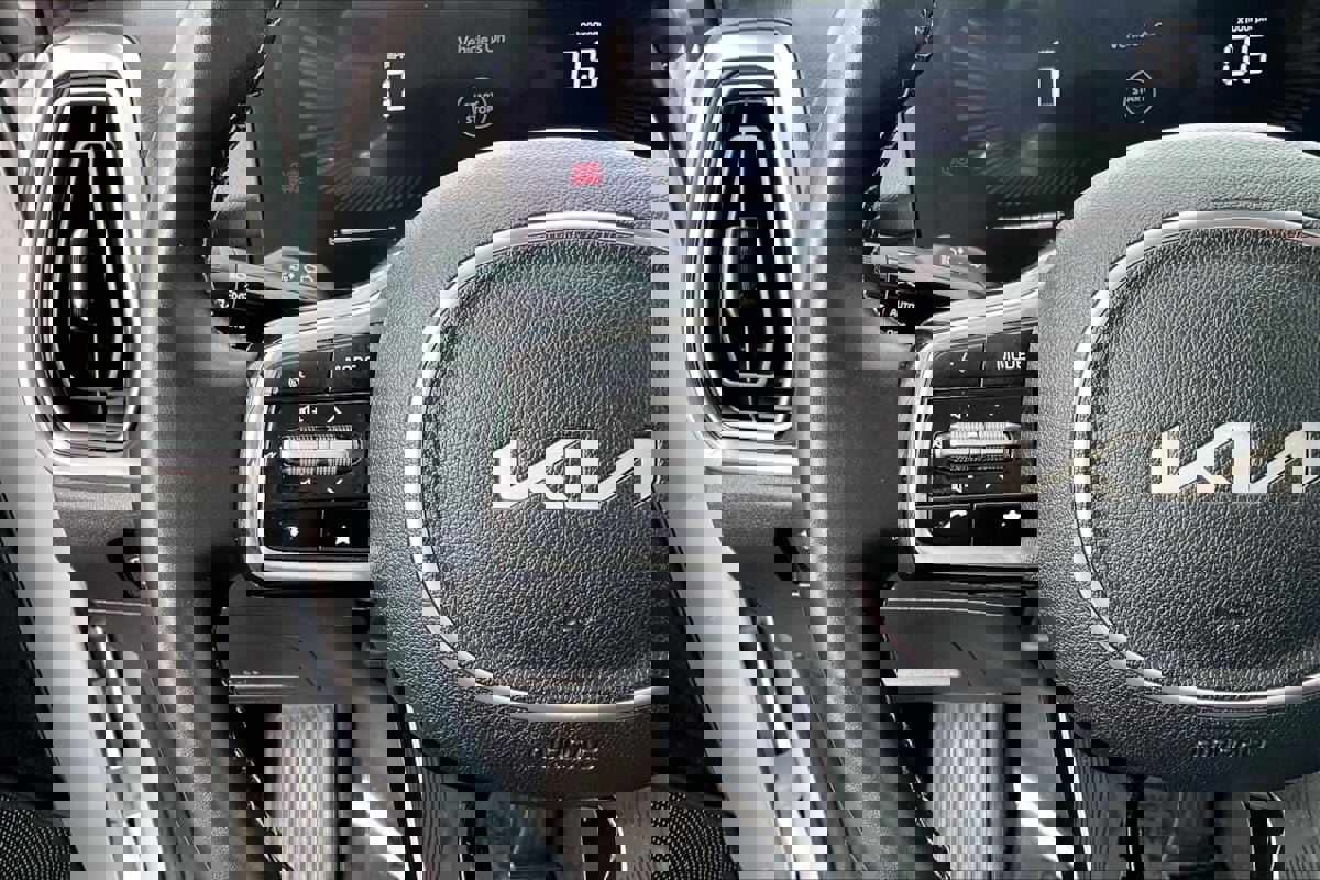 Used 2024 Kia Sorento S image 15