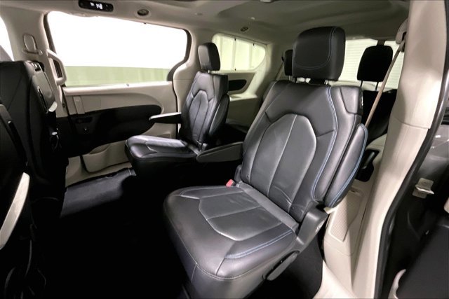 Used 2021 Chrysler Pacifica Touring-L w/ Uconnect Theater Family Group FWD image 26