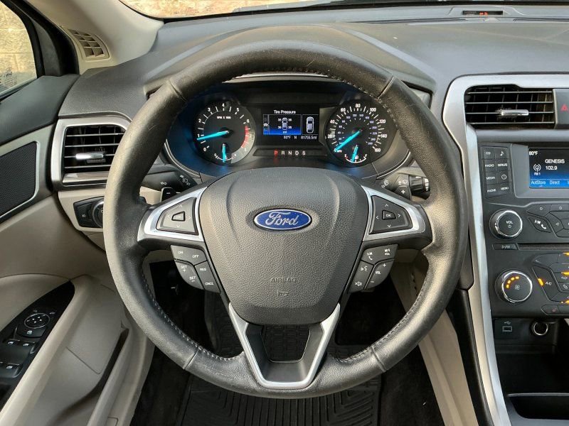 Used 2017 Ford Fusion SE FWD image 17