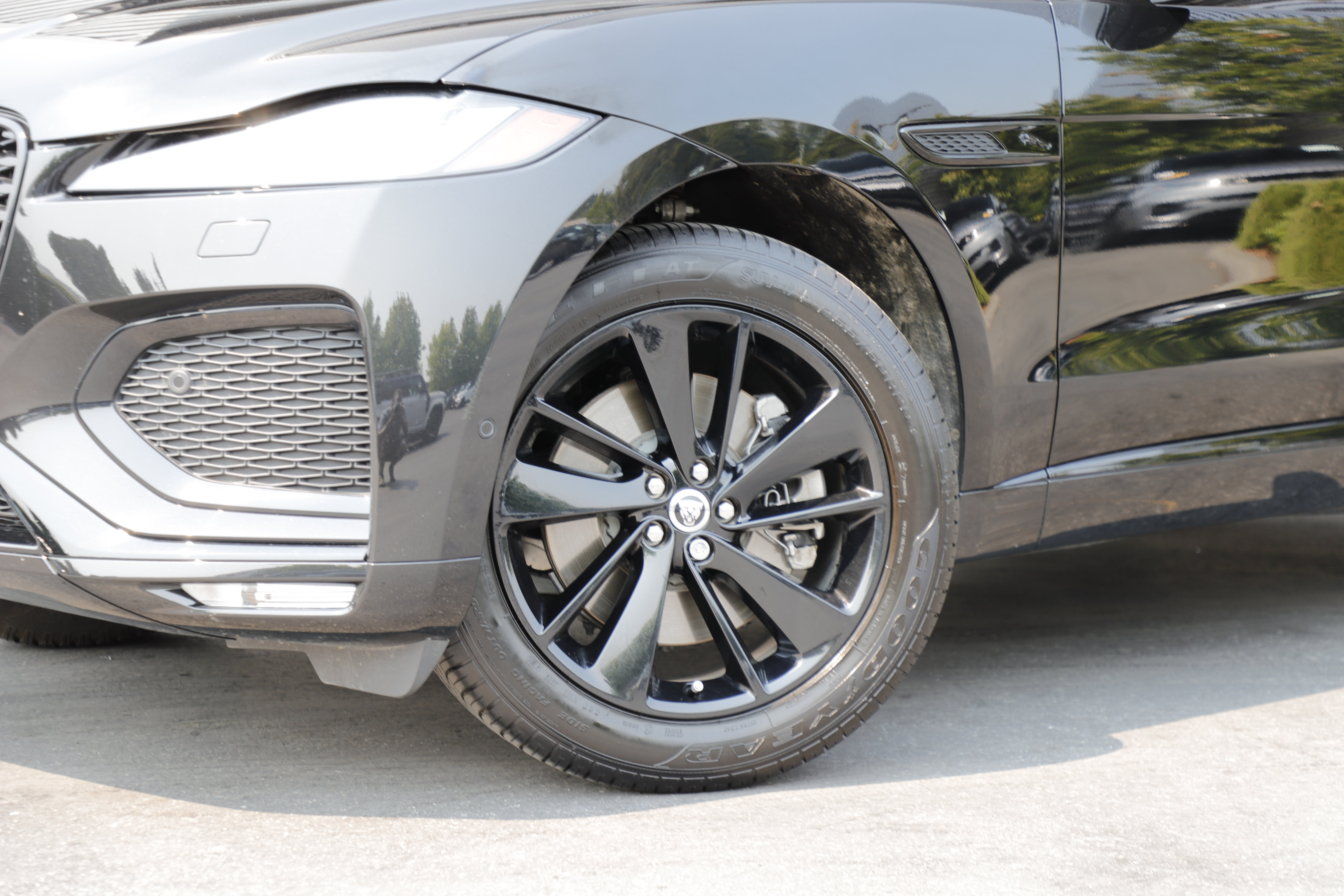 Certified 2026 Jaguar F-PACE R-Dynamic S AWD/4WD image 2