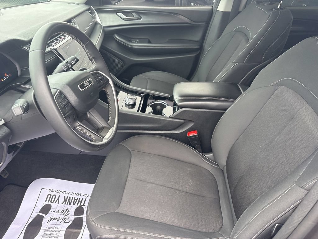Used 2023 Jeep Grand Cherokee Laredo AWD/4WD image 17
