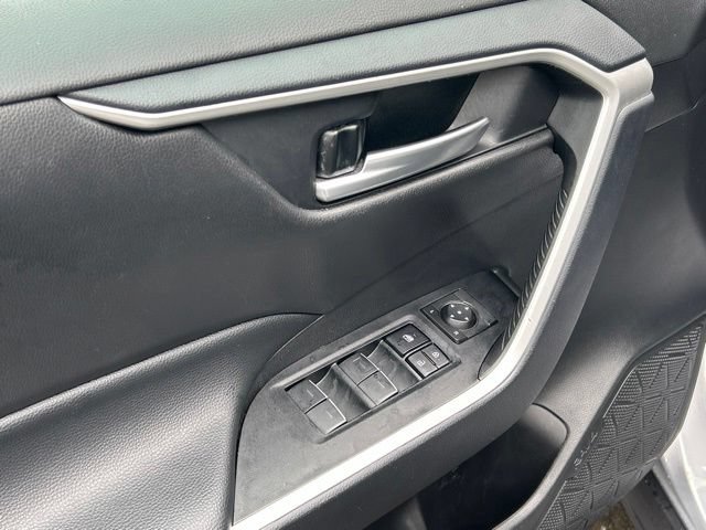Used 2025 Toyota RAV4 XLE AWD/4WD image 19