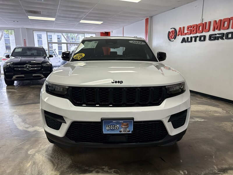 Used 2024 Jeep Grand Cherokee Altitude AWD/4WD image 2