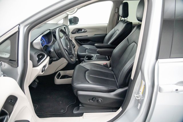 Used 2024 Chrysler Pacifica Touring-L image 2