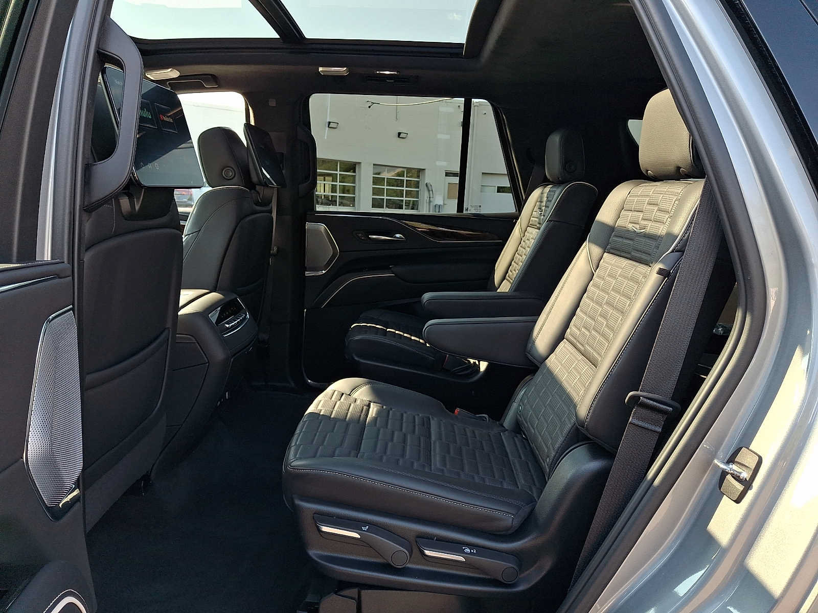Certified 2024 Cadillac Escalade Sport Platinum w/ LPO, ONYX Package AWD/4WD image 7