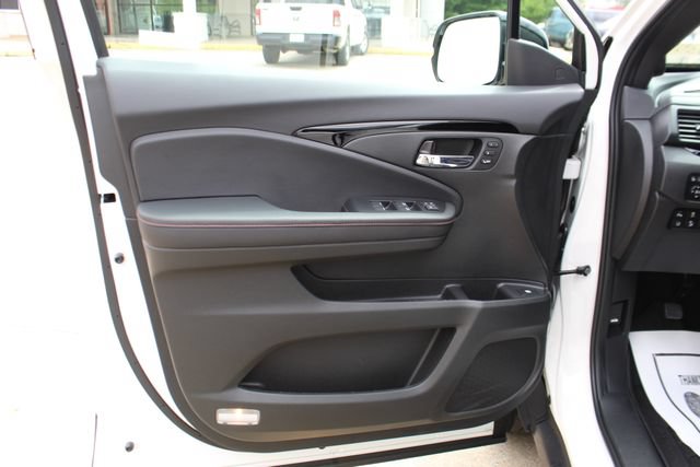 Used 2025 Honda Ridgeline Black Edition image 9