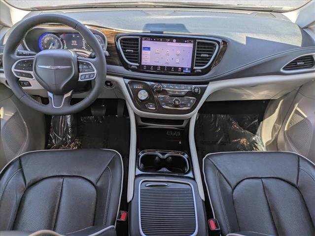 Used 2023 Chrysler Pacifica Limited FWD image 17