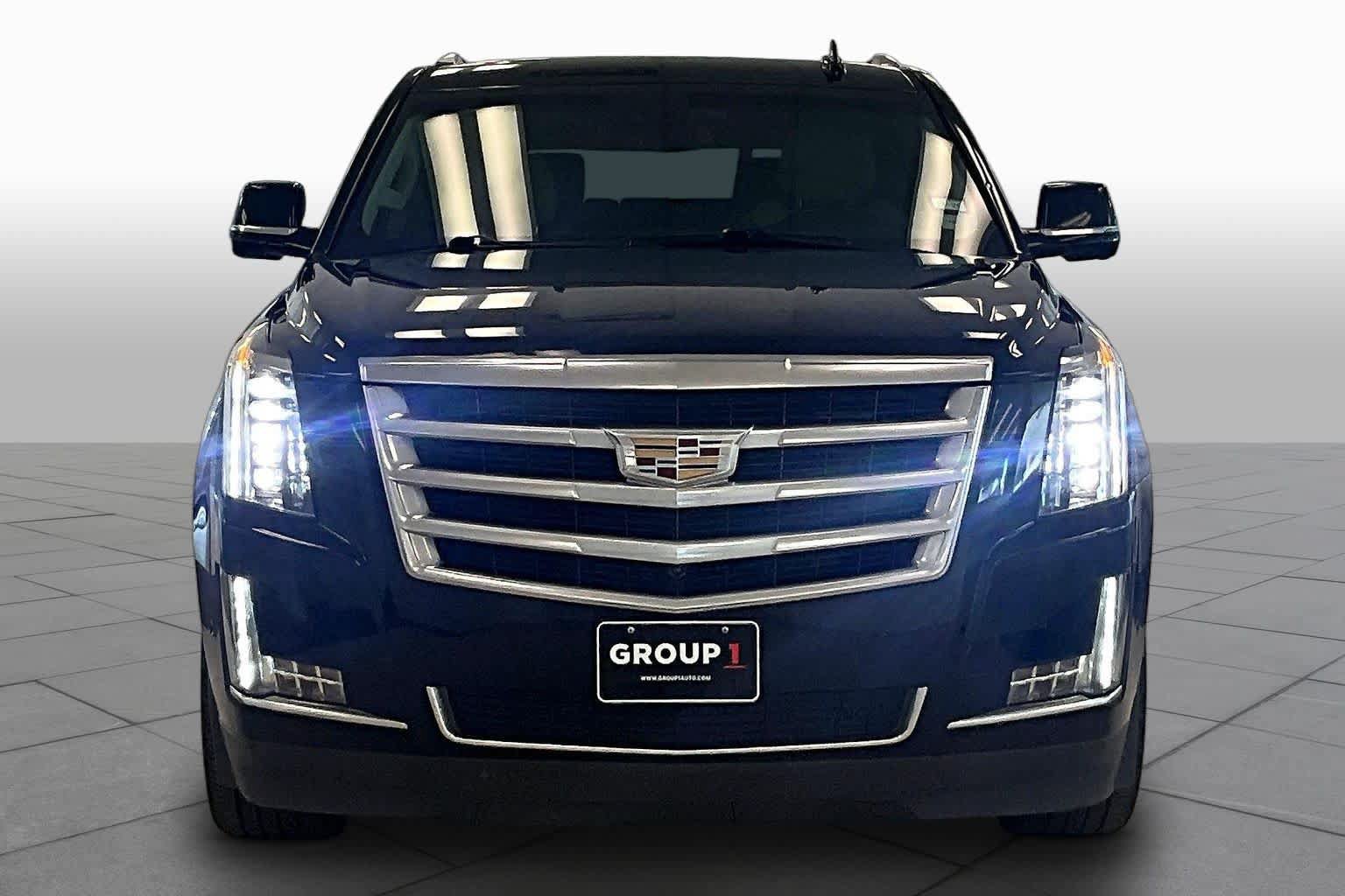 Used 2019 Cadillac Escalade Luxury AWD/4WD image 3