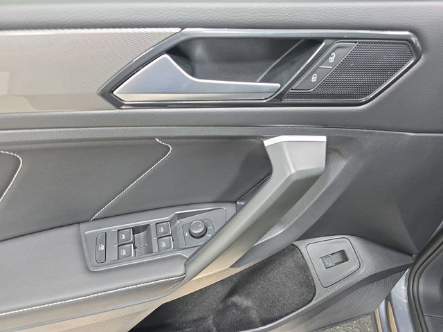Used 2024 Volkswagen Tiguan SE w/ Panoramic Sunroof Package image 28