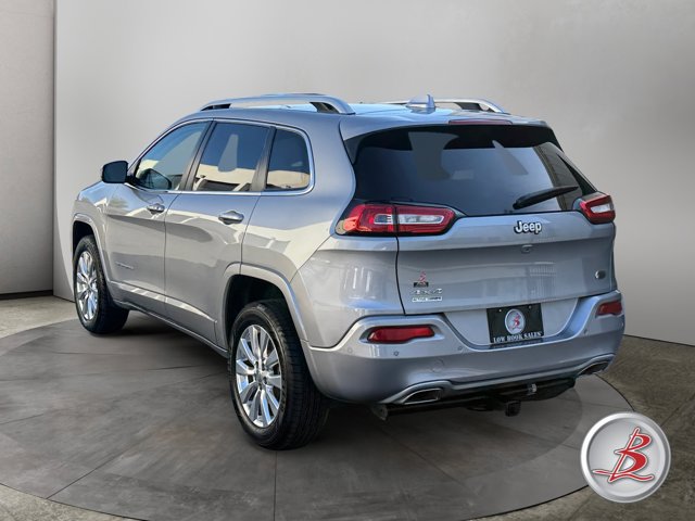 Used 2017 Jeep Cherokee Overland w/ Technology Group AWD/4WD image 5
