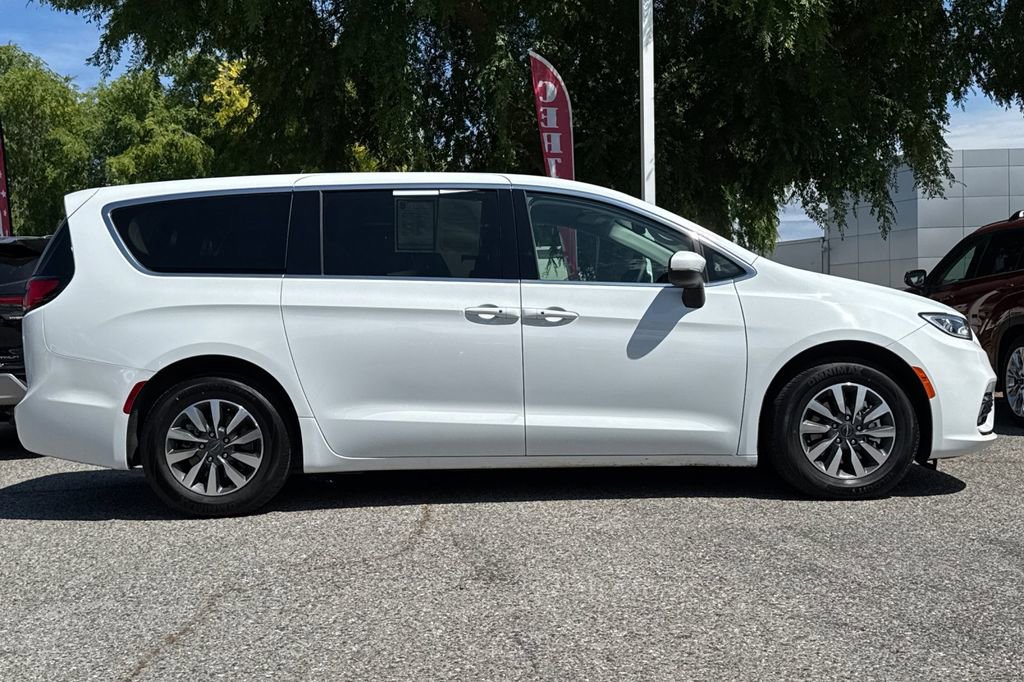 Used 2023 Chrysler Pacifica Touring-L image 2