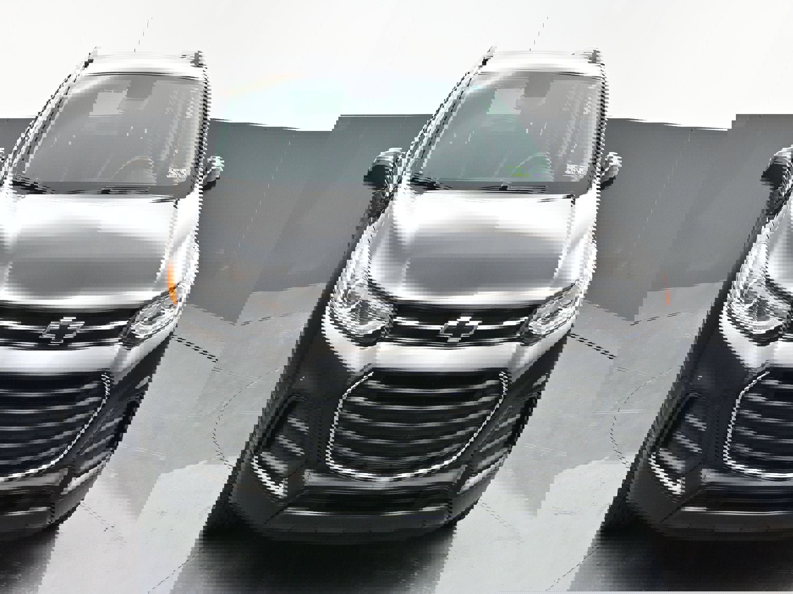 Used 2022 Chevrolet Trax LT w/ Midnight Edition image 2