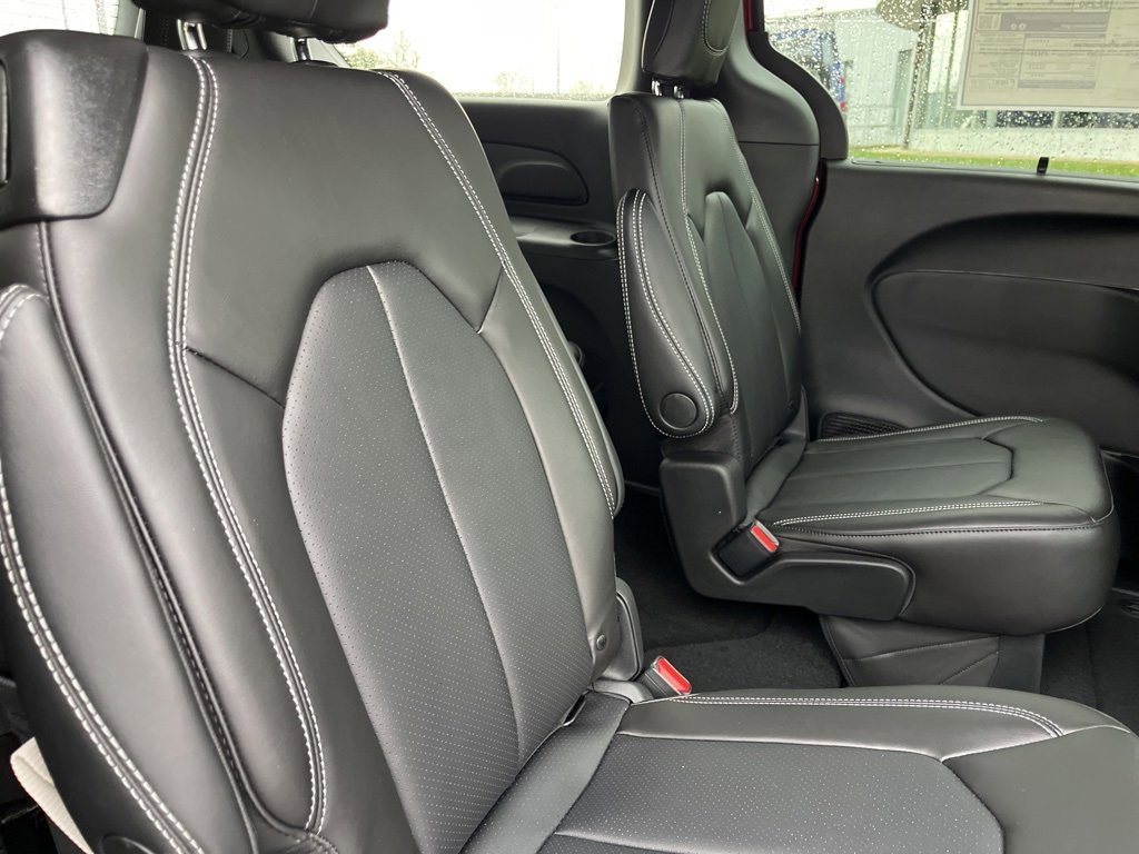 New 2026 Chrysler Pacifica Select image 40