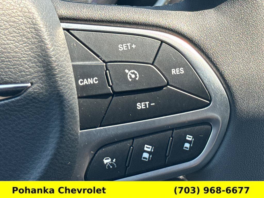 Used 2025 Chrysler Pacifica Select FWD image 12