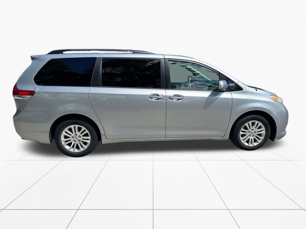 Used 2013 Toyota Sienna XLE FWD image 9