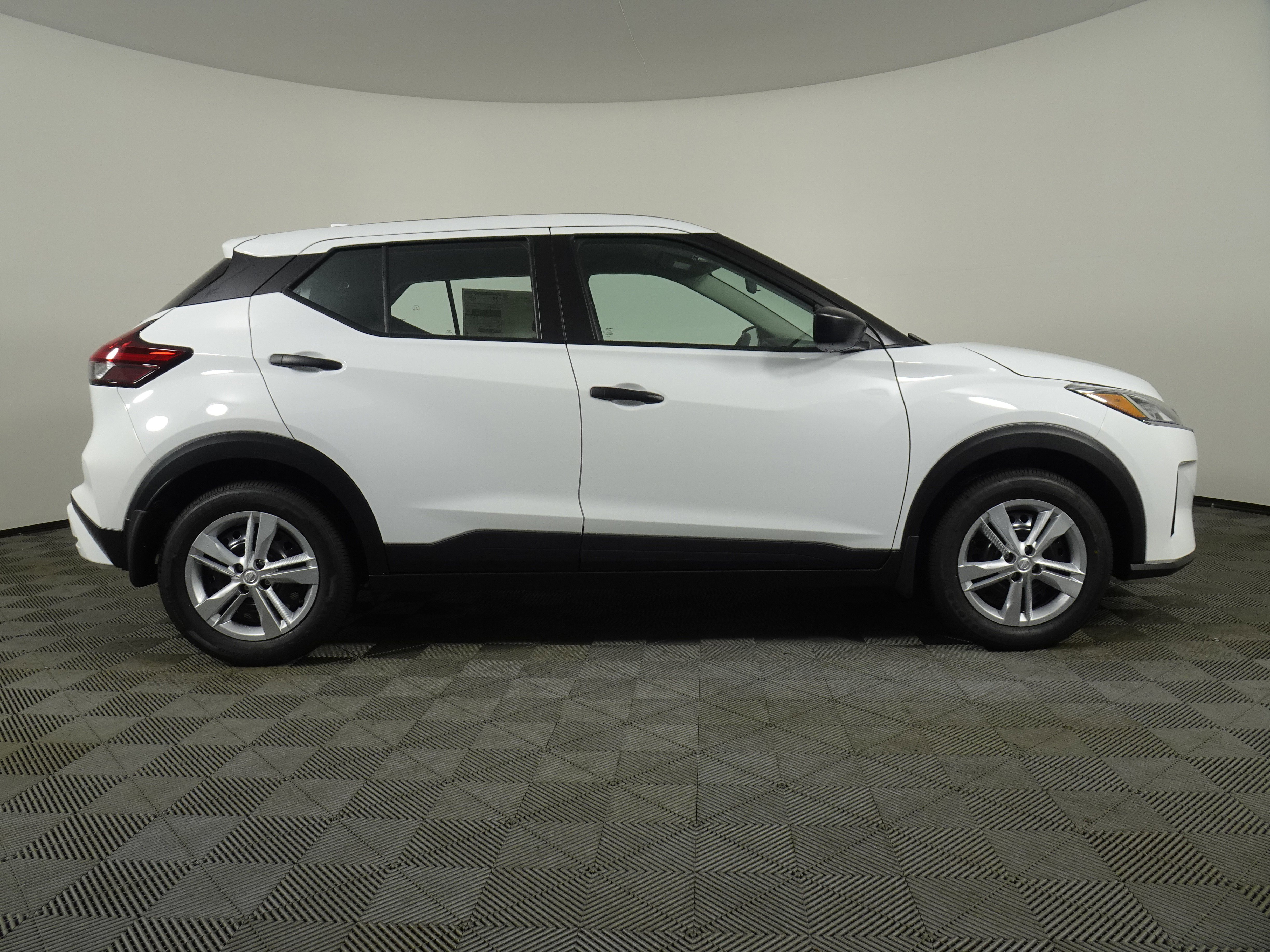 New 2025 Nissan Kicks Play S image 2