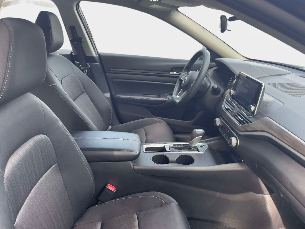 Used 2025 Nissan Altima 2.5 SV FWD image 10