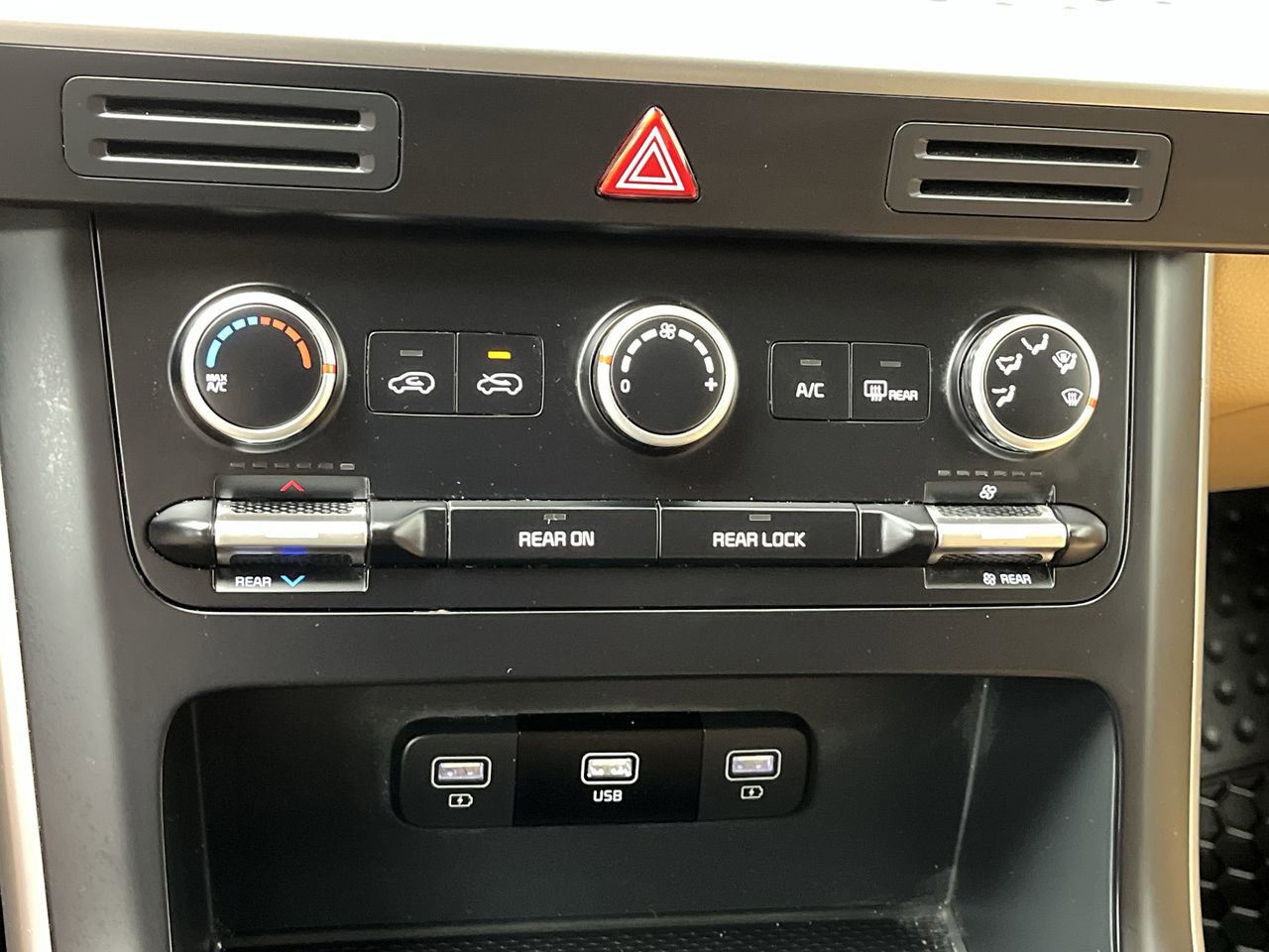 Used 2024 Kia Carnival LX FWD image 22