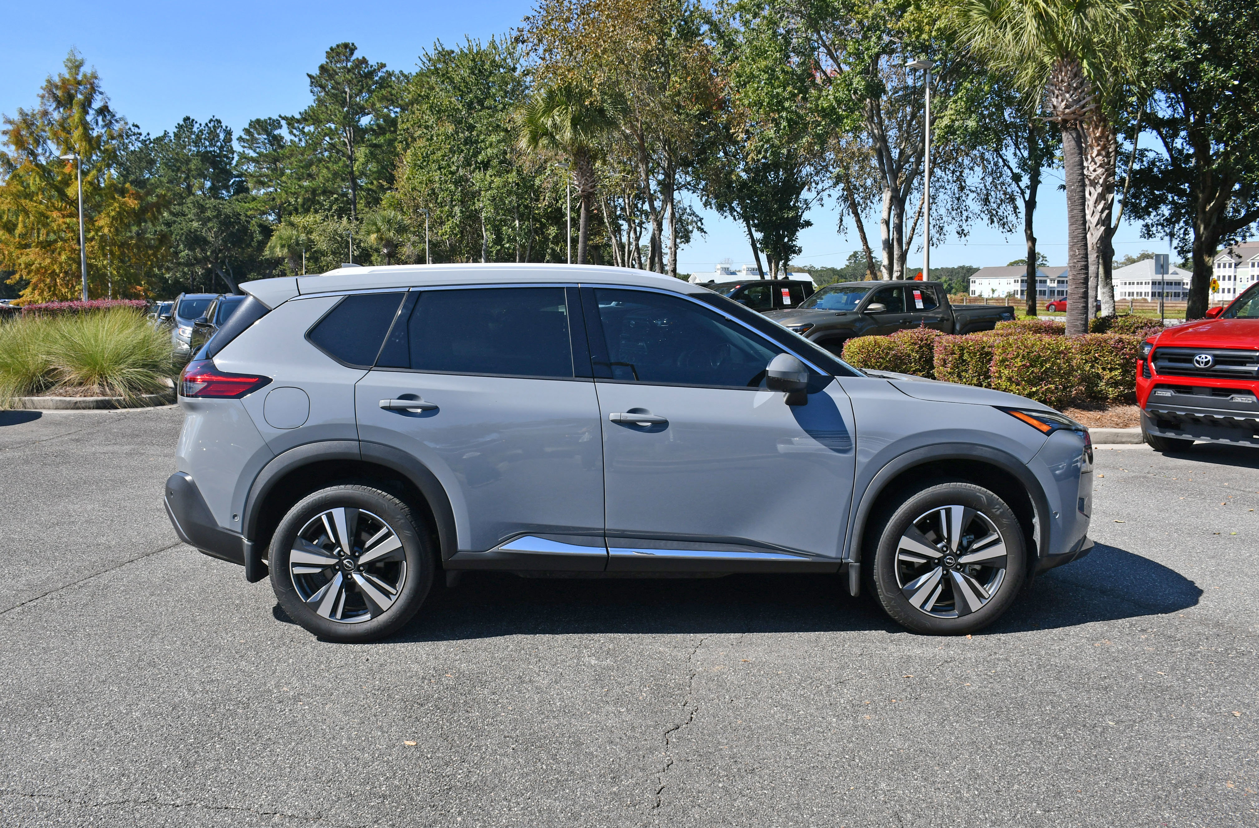 Used 2023 Nissan Rogue SL w/ SL Premium Package image 5