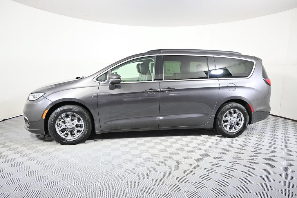 Used 2022 Chrysler Pacifica Touring-L FWD image 2