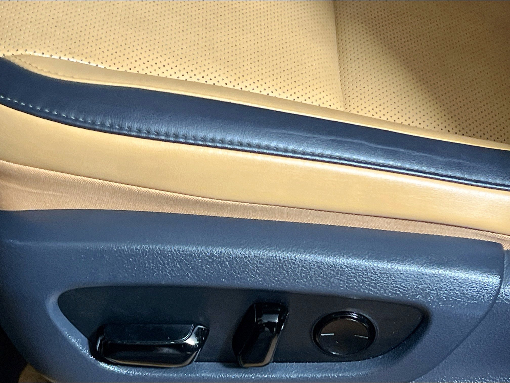 Used 2023 Lexus RZ 450e Premium image 15