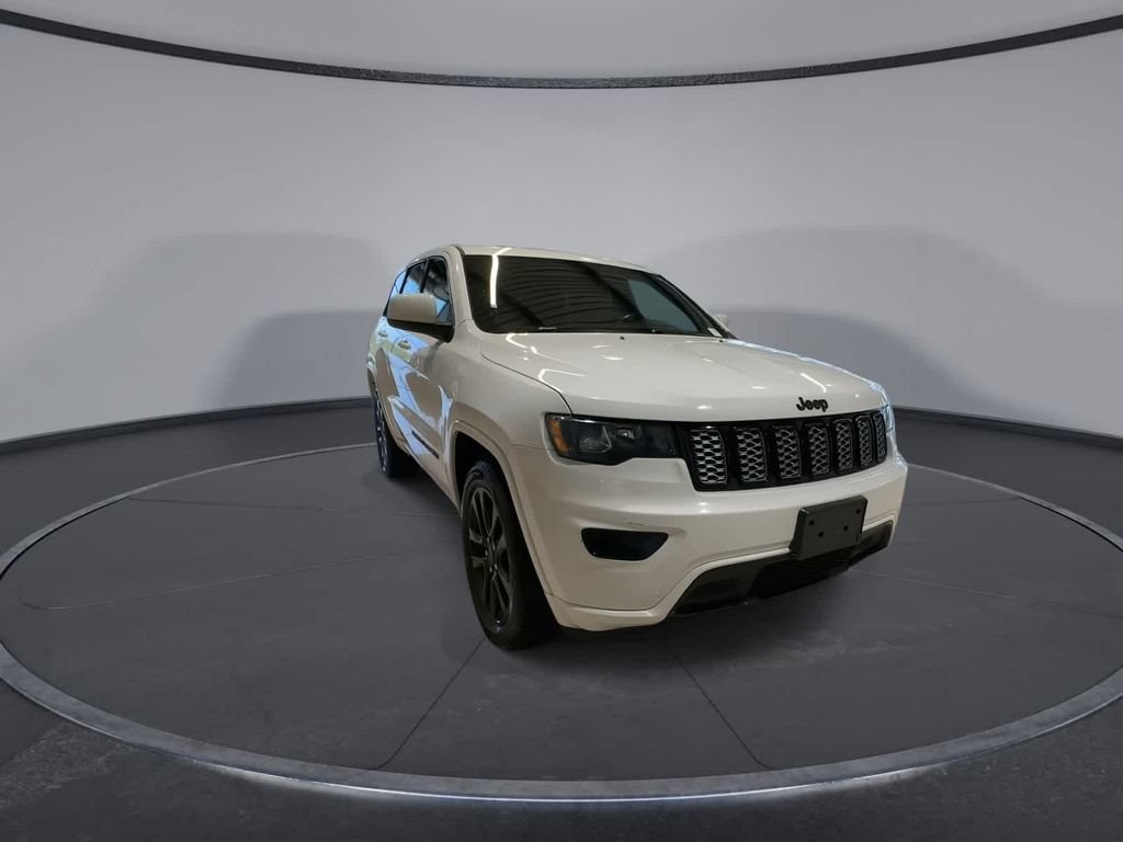 Used 2019 Jeep Grand Cherokee Altitude AWD/4WD image 3