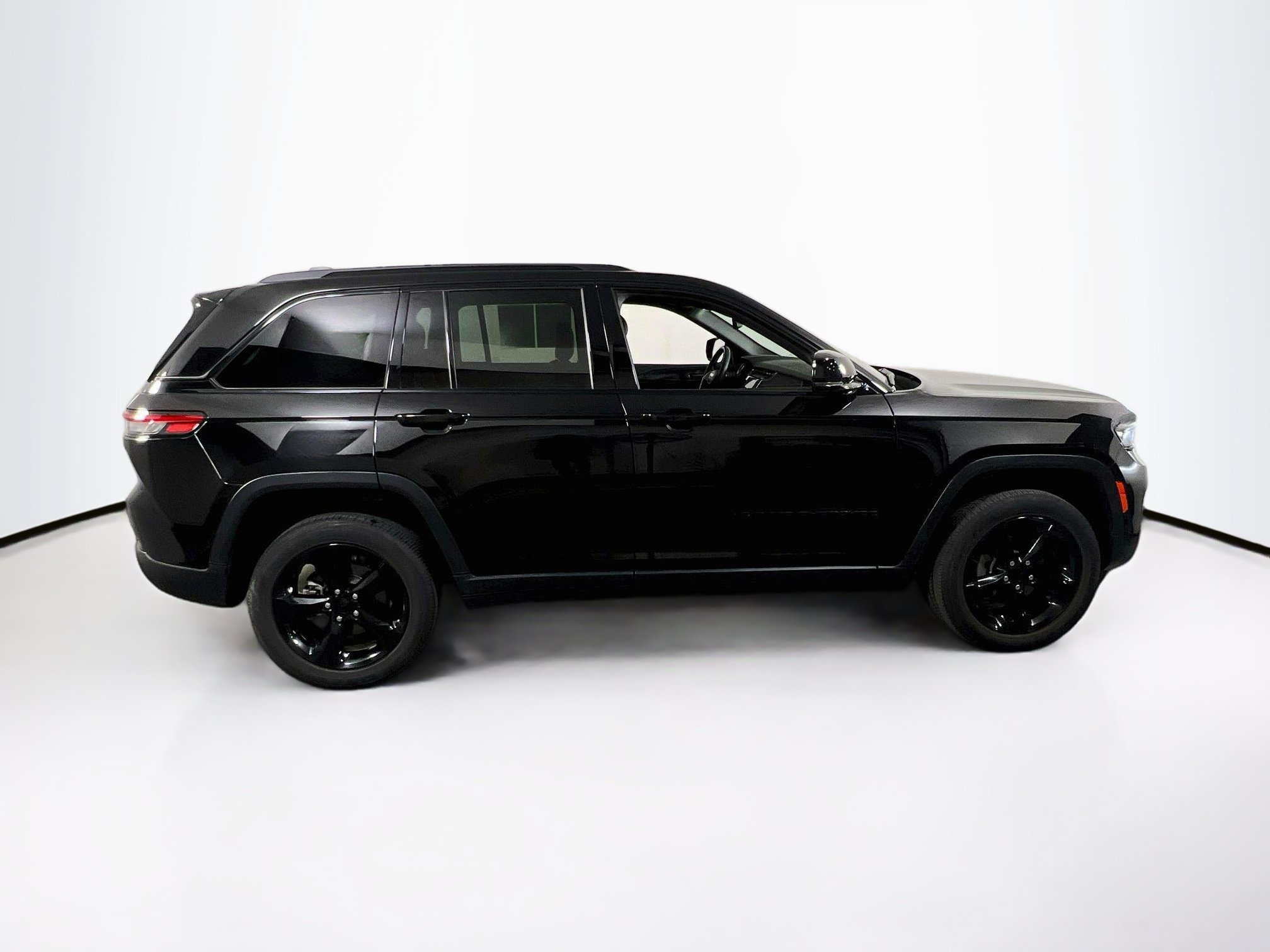Used 2023 Jeep Grand Cherokee Altitude AWD/4WD image 4
