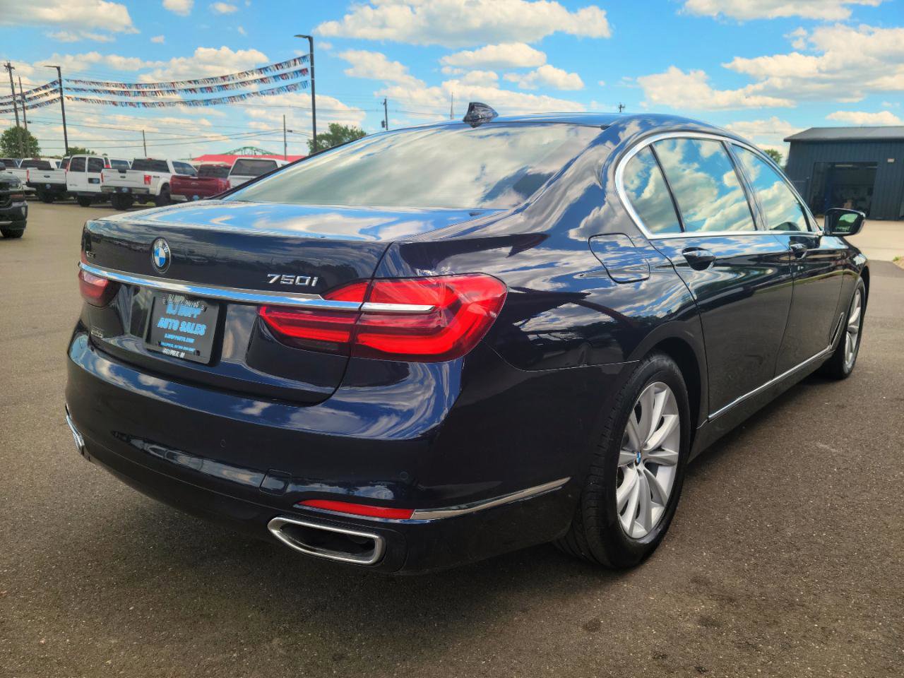Used 2019 BMW 750i xDrive w/ Executive Package AWD/4WD image 4