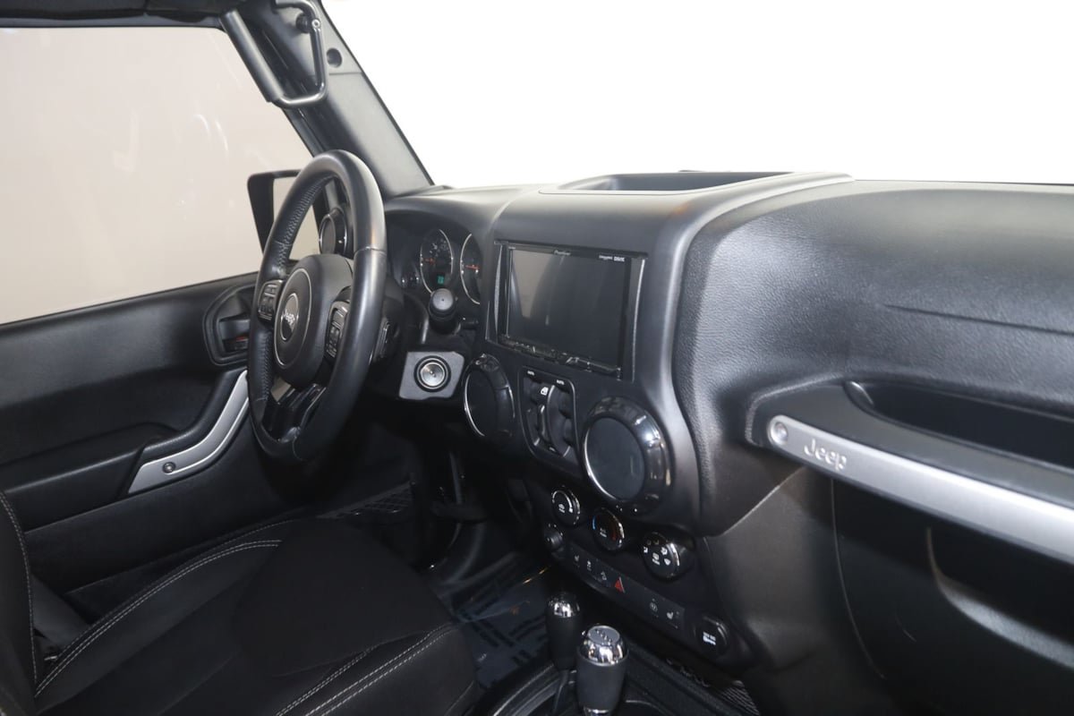 Used 2015 Jeep Wrangler Unlimited Sahara w/ Connectivity Group AWD/4WD image 34