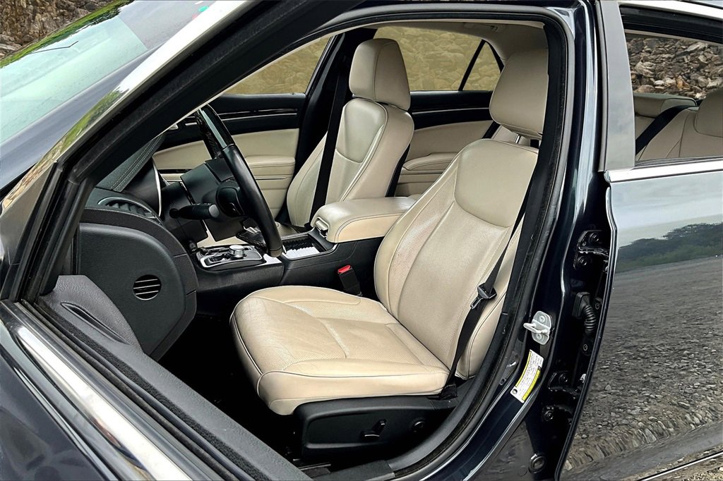 Used 2018 Chrysler 300 Limited image 23