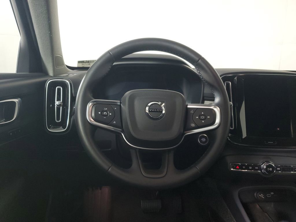Certified 2025 Volvo XC40 B5 Core image 18